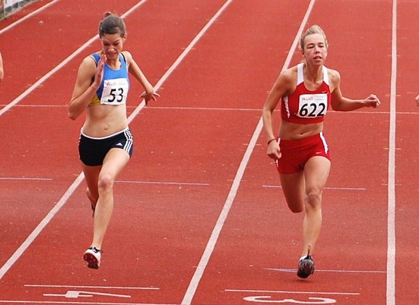 Finale 100m-Lauf der Schlerinnen A W14 (rechts Daniela Gantschir)