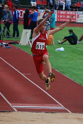 Fabian Mller beim Weitsprung