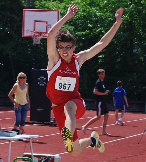 Fabian Mller beim Weitsprung