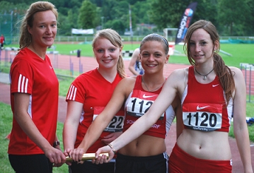 Die siegreiche Damenstaffel der LAG Schwandorf mit Anja Eimer, Jana Vogel, Franziska Nößner und Sabrina Lehner (vl)