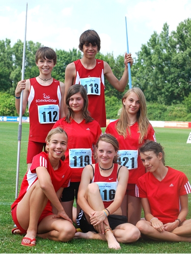 Die siegreichen Athlet/innen der LAG Schwandorf mit Samuel Matthiesen und Felix Müller (hinten von links), Elisa Leitner und Milena Garhamer (mitte von links), sowie Daniela Gantschir, Magdalena Herbst und Sophia Hutzler (vorne von links)