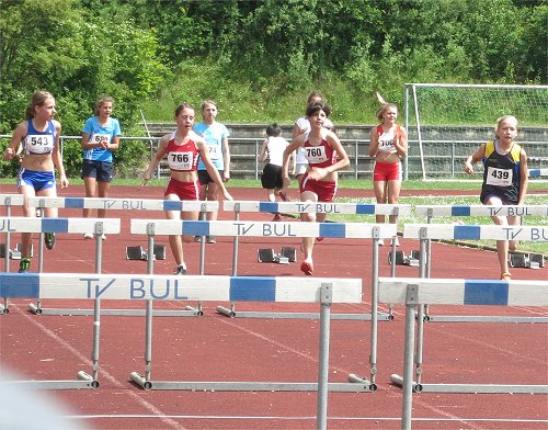 Sophie Sachsenhauser und Laura Kopf beim Hürdenlauf