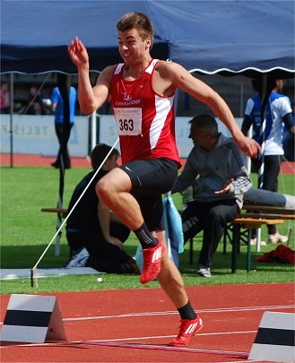 Fabian Müller beim Absprung